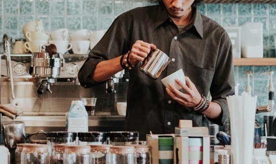 Hombre preparando café