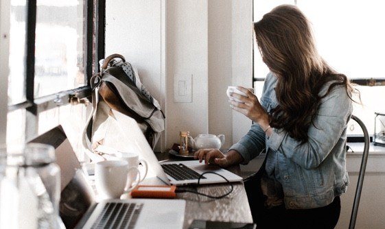 Mujer tomando café en oficina